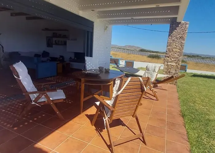 Cristelia Seafront & Pool Vila
