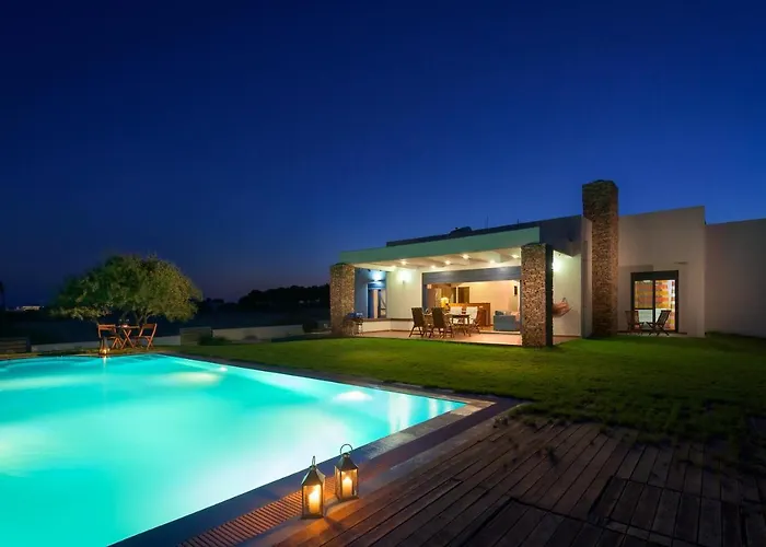 Vila Cristelia Seafront & Pool