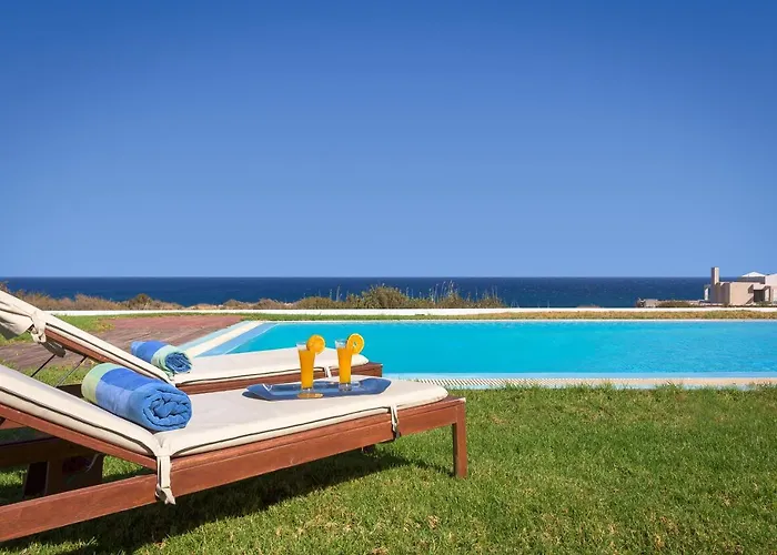 Cristelia Seafront & Pool Vila