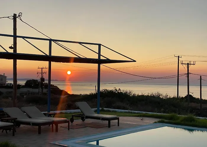 Cristelia Seafront & Pool فيلة *