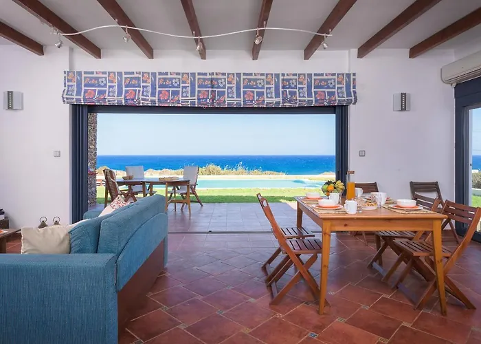 Villa Cristelia Seafront & Pool *